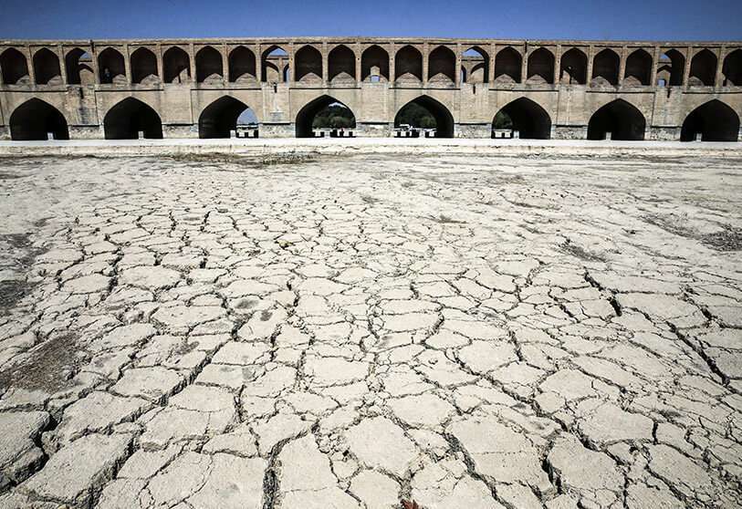 AP/VAHID SALEMI - En esta foto del martes 10 de julio de 2018, el río Zayandeh Roud ya no pasa por debajo del puente Si-o-seh Pol, de 400 años de antigüedad, llamado así por sus 33 arcos, en Isfahan, Irán