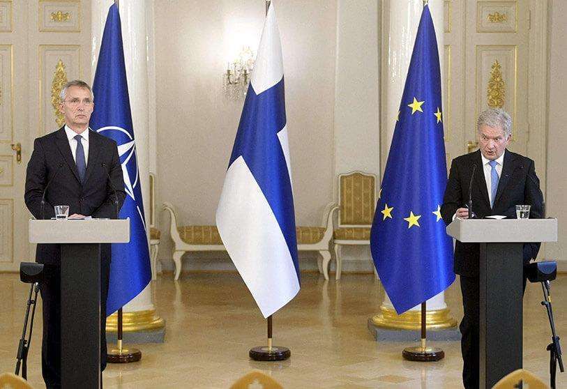AFP/VESA MOILANEN - El secretario general de la OTAN, Jens Stoltenberg, y el presidente de Finlandia, Sauli Niinisto, el 25 de octubre de 2021
