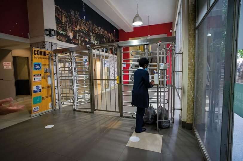 La entrada habitual de los edificios reformados, con evidentes medidas de seguridad. Fotografía: José Luis Silván Sen