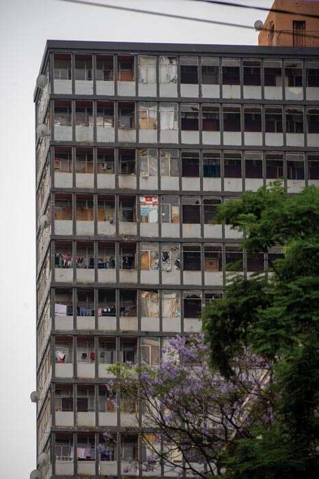 Detalle de un edificio ocupado y realquilado por las mafias. Fotografía: José Luis Silván Sen