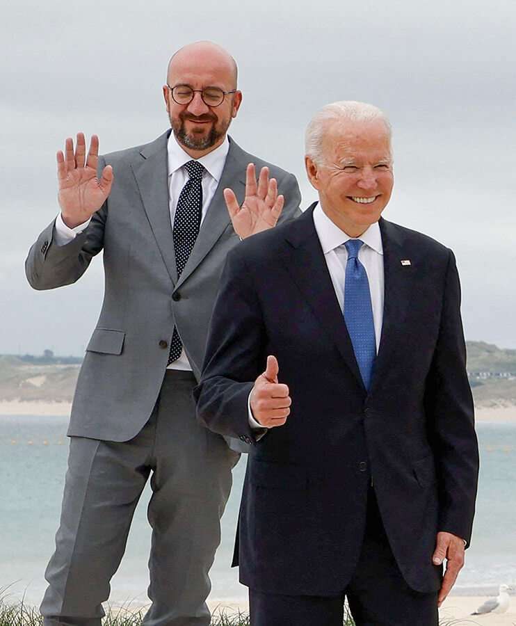 El presidente del Consejo Europeo, Charles Michel, y el presidente de Estados Unidos, tras posar para la foto de familia al inicio de la cumbre del G7
