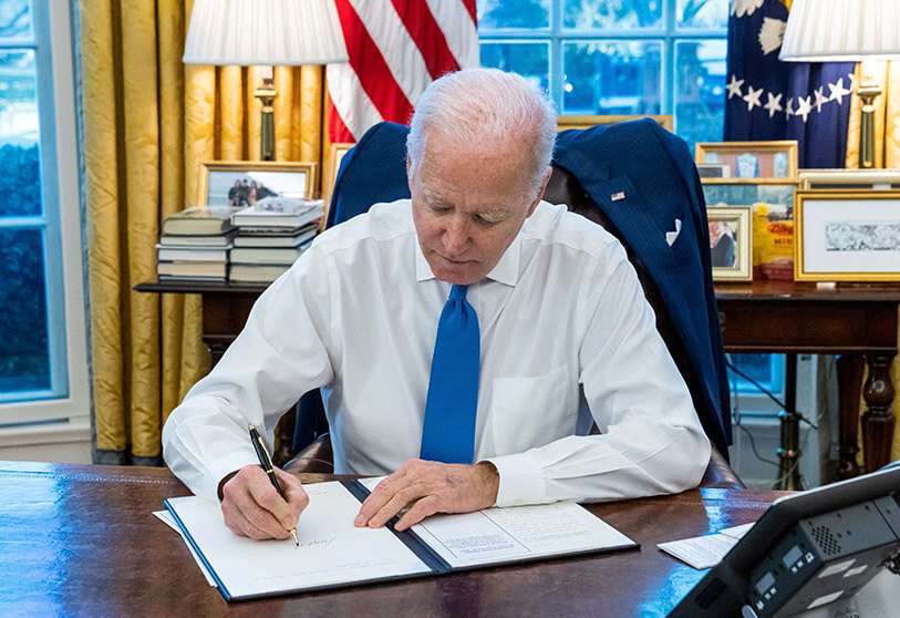 El presidente de Estados Unidos, Joe Biden, firma una orden ejecutiva para prohibir el comercio y la inversión entre particulares estadounidenses y las dos regiones separatistas del este de Ucrania reconocidas como independientes por Rusia The White House via REUTERS