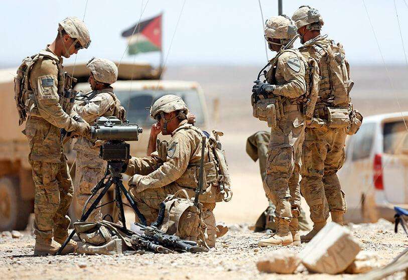REUTERS/MUHAMMAD HAMEDA - Soldados de EEUU participan en el ejercicio militar Eager Lion en la frontera entre Jordania y Arabia Saudí, al sur de Ammán, el 17 de mayo de 2017.