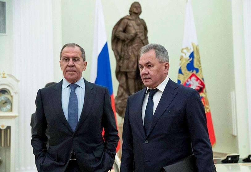 AFP/PAVEL GOLOVKIN - El lado fuerte. Los ministros rusos de Asuntos Exteriores, Sergei Lavrov (izq.), y de Defensa, Sergei Shoigu, asisten a una reunión con Recep Tayyip Erdogan en el Kremlin de Moscú, el 5 de marzo