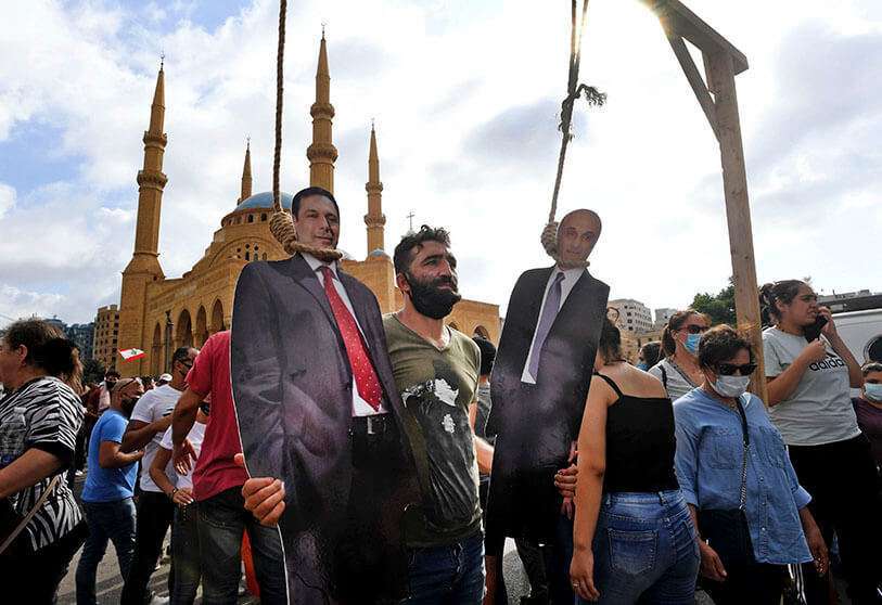 REUTERS/HANNAH McKAY - Los manifestantes se reúnen durante una protesta tras la explosión del martes, en Beirut, Líbano, el 8 de agosto de 2020