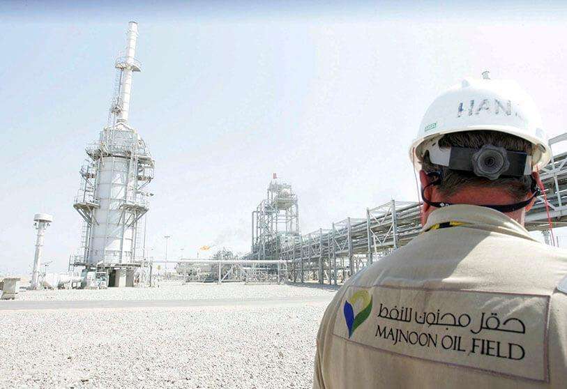 Un trabajador en el yacimiento petrolífero de Majnoon en Basora, a 420 kilómetros al sudeste de Bagdad