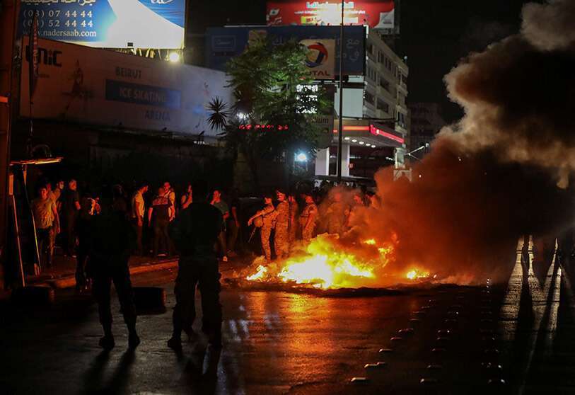 PHOTO/REUTERS - Protesta, después de que el Banco Central del Líbano dijera que iba a detener los retiros bancarios de las cuentas en dólares a una tasa fija baja, en Antelias, Líbano 3 de junio de 2021
