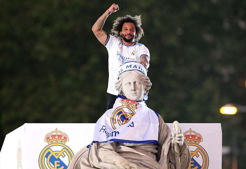 El jugador del Real Madrid Marcelo celebra la consecución de la Liga en la fuente de Cibeles en Madrid