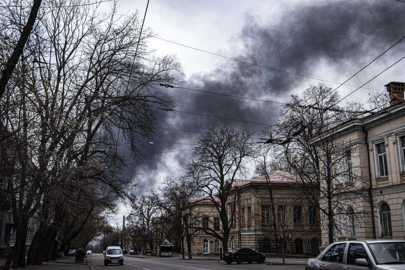 PHOTO/MARÍA SENOVILLA – El humo envuelve una calle del centro de Odesa, horas después del bombardeo con misiles a la refinería de la ciudad  