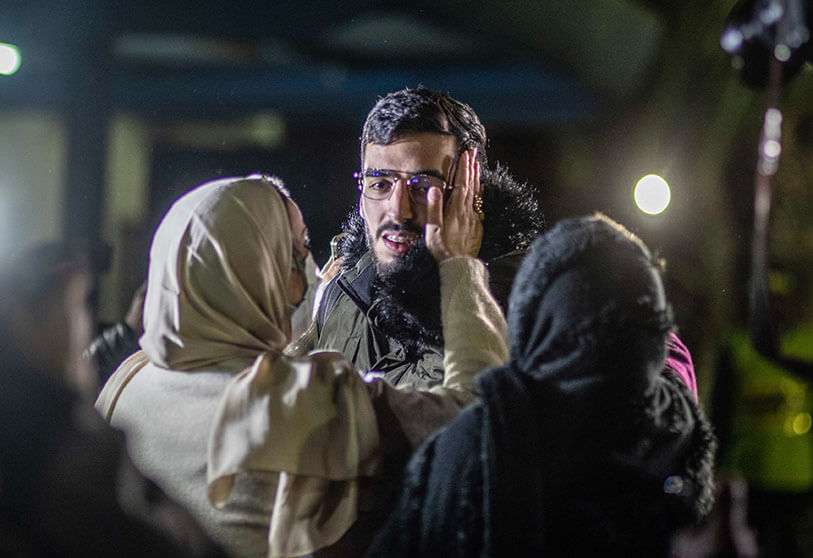 Un estudiante marroquí que estudiaba en Ucrania y huía de la guerra es abrazado por su familia tras llegar al aeropuerto de Casablanca en un vuelo de repatriación, en Marruecos, el miércoles 2 de marzo de 2022 AP/ MOSA’AB ELSHAMY