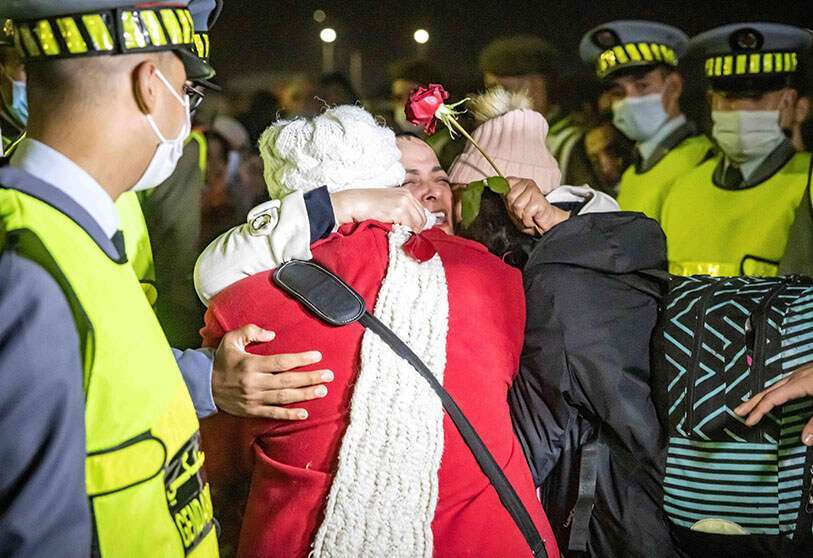 Estudiantes marroquíes que estudian en Ucrania y huyen de la guerra reaccionan cuando se reúnen con sus familiares AFP/FADEL SENNA