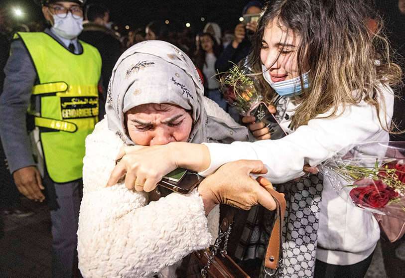 Estudiantes marroquíes que estudian en Ucrania y huyen de la guerra reaccionan cuando se reúnen con sus familiares tras llegar al aeropuerto Mohammed V de Casablanca AFP/FADEL SENNA