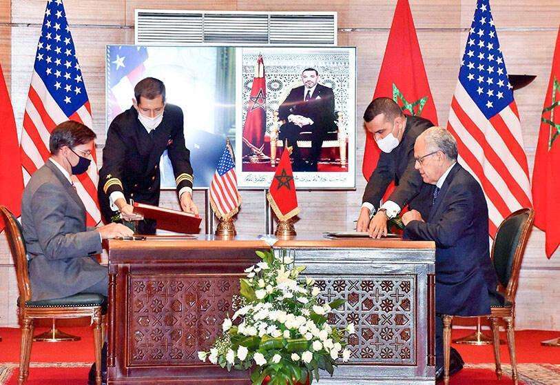 PHOTO/AFP - El Secretario de Defensa de EE.UU. Mark Esper (L) firmó un acuerdo de cooperación militar con el Ministro Delegado de Defensa Nacional de Marruecos Abdellatif Loudiyi (R) el 2 de octubre de 2020, en la capital Rabat.