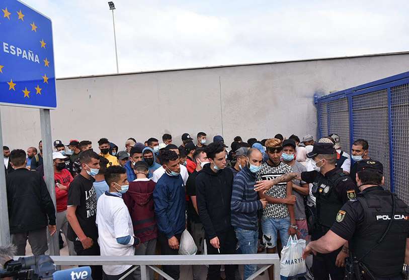Migrantes esperan para cruzar la frontera con Marruecos en el enclave español de Ceuta el 20 de mayo de 2021