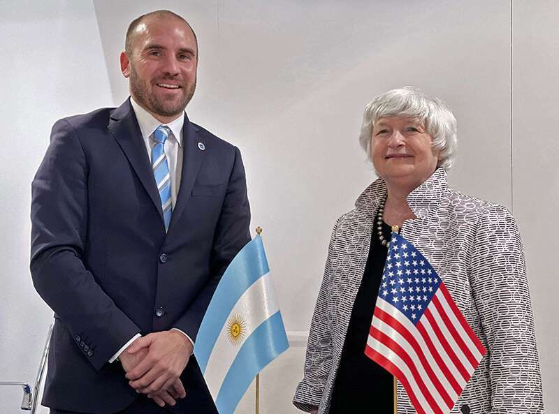 EL Ministro de Economía argentino Martín Guzmán (izq.) posando con la Secretaria del Tesoro estadounidense Janet Yellen en Venecia, Italia, el 10 de julio de 2021 AFP PHOTO / MINISTERIO DE ECONOMÍA DE ARGENTINA