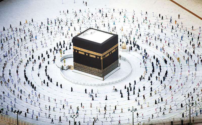 Peregrinos musulmanes circulando alrededor de la Kaaba, el santuario más sagrado del Islam, en el centro de la Gran Mezquita en la ciudad santa de La Meca AFP/MINISTERIO DE MEDIOS SAUDÍ