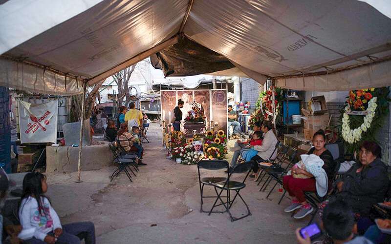 Familiares del periodista mexicano Juan Carlos Muñiz asisten a su funeral en Fresnillo, Estado de Zacatecas, México, el 5 de marzo de 2022. - Muñiz, que cubría el crimen para el sitio de noticias en línea Testigo Minero en Fresnillo, fue asesinado el 4 de marzo de 2022, según el gobernador del estado, David Monreal. En lo que va de año, siete periodistas han sido asesinados en el país AFP/HEIDI MONTERO