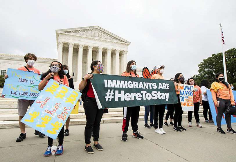 AP/MANUEL BALCE CENETA - Estudiantes de Acción Diferida para la Llegada de los Niños (DACA) frente a la Corte Suprema en Washington