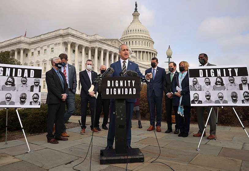 AFP/CHIP SOMODEVILLA-El representante Mario Díaz-Balart (R-FL) habla durante una conferencia de prensa sobre la inmigración fuera del Capitolio de Estados Unidos el 17 de marzo de 2021 en Washington, DC.