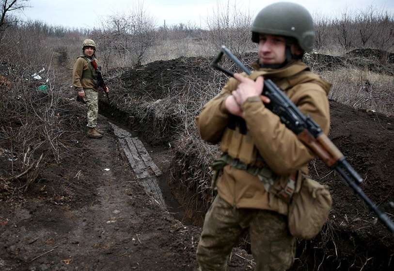 PHOTO/AFP - Militares ucranianos patrullan a lo largo de una posición en la línea del frente con los separatistas apoyados por Rusia, no lejos de Avdiivka, región de Donetsk
