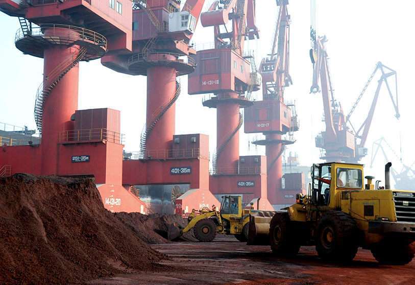 PHOTO/REUTERS - Des ouvriers transportent des terres contenant des éléments de terres rares en vue de leur exportation dans un port de Lianyungang, dans la province de Jiangsu, en Chine.