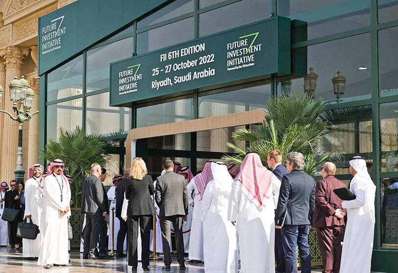 AFP/FAYEZ NURELDINE - Asistentes llegan a la conferencia anual de la Iniciativa de Inversión Futura (FII) en la capital saudí, Riyadh, el 25 de octubre de 2022