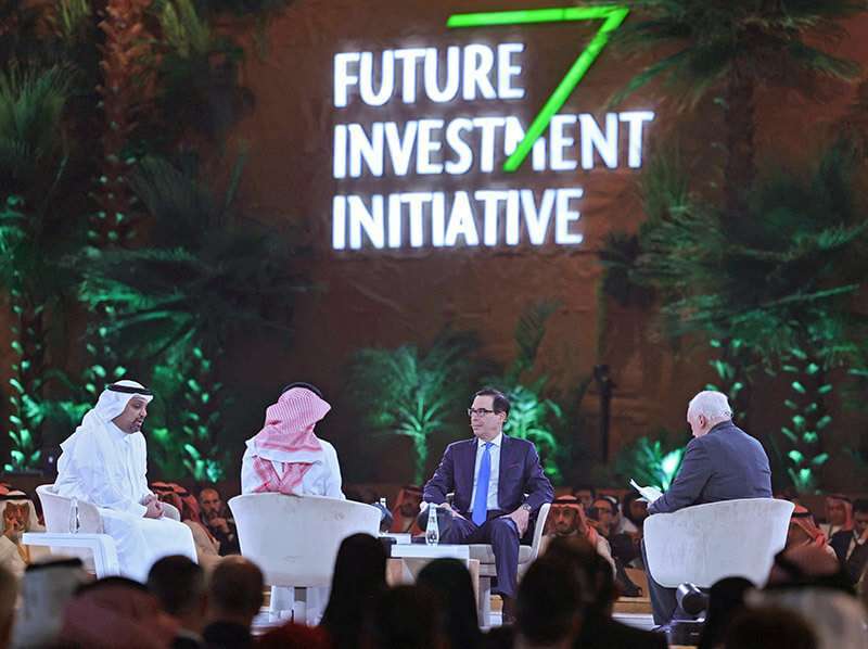 AFP/FAYEZ NURELDINE - El ministro de Finanzas y Economía Nacional de Bahréin, Salman al-Khalifa (L), el ministro de Finanzas saudí, Mohammed al-Jadaan (C-L), y el ex secretario del Tesoro estadounidense, Steven Mnuchin (C-R)