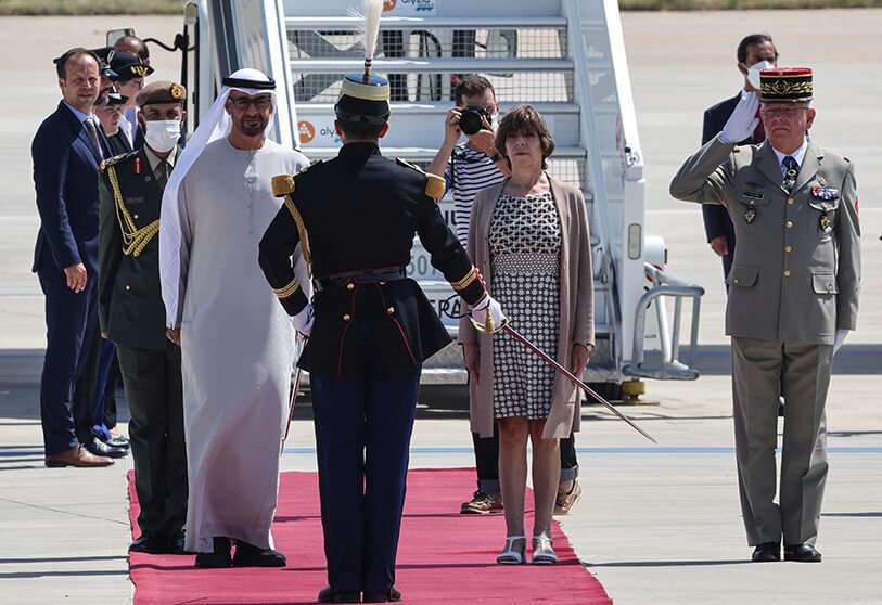 El presidente de los Emiratos Árabes Unidos, el jeque Mohamed bin Zayed Al-Nahyan, y la ministra francesa de Asuntos Exteriores y Europeos, Catherine Colonna (C - R), asisten a una ceremonia de salida en Orly, cerca de París, el 19 de julio de 2022, al final de la visita de Estado del presidente de los Emiratos Árabes Unidos a Francia AFP/GIUSEPPE CACACE