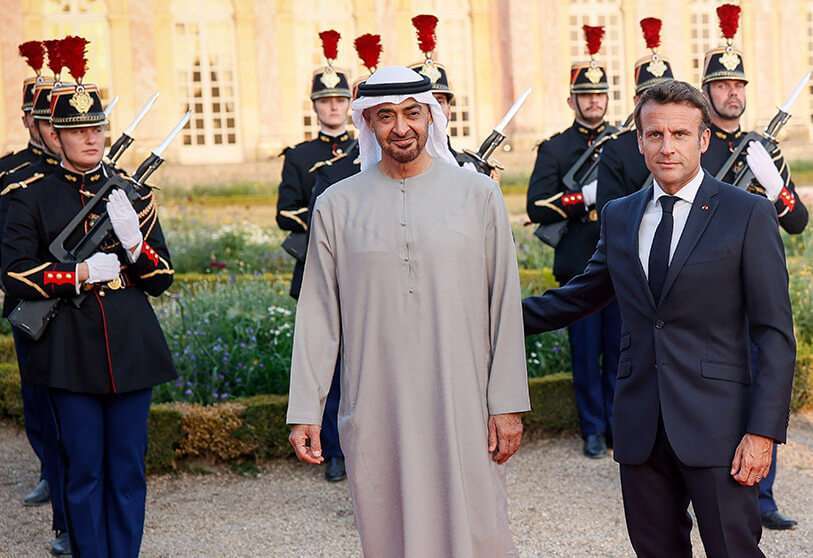 El presidente francés Emmanuel Macron, a la derecha, y el presidente de los Emiratos Árabes Unidos, el jeque Mohammed Bin Zayed, llegan para una cena de Estado en el Gran Trianón en Versalles, al oeste de París, el lunes 18 de julio de 2022 AP/THOMAS PADILLA