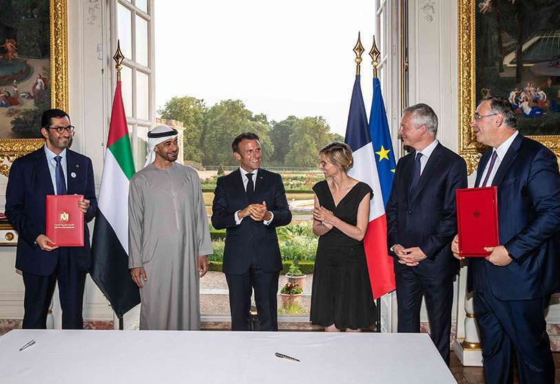 El presidente francés, Emmanuel Macron (C), y el presidente de los EAU, el jeque Mohamed bin Zayed al-Nahyan (2-L), asisten a una ceremonia de firma con el ministro de Industria de los EAU, Sultán Ahmed al-Jaber (L), el director general de TotalEnergy, Patrick Pouyanne (R), el ministro de Finanzas, Bruno Le Maire (2-R), y la ministra de Transición Energética, Agnes Panier-Runacher (3-R), antes de una cena de Estado celebrada en el Gran Trianón del castillo de Versalles, cerca de París, el 18 de julio de 2022 AFP/CHRISTOPHE PETIT TESSON