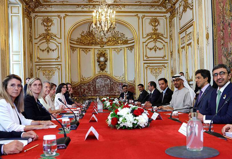 El presidente de los Emiratos Árabes Unidos, el jeque Mohamed bin Zayed al-Nahyan (3º dcha.), sentado frente a la primera ministra francesa, Elisabeth Borne, durante una reunión en el Hotel de Matignon, residencia oficial de la primera ministra, en París, el 19 de julio de 2022 AFP/GEOFFROY VAN DER HASSELT