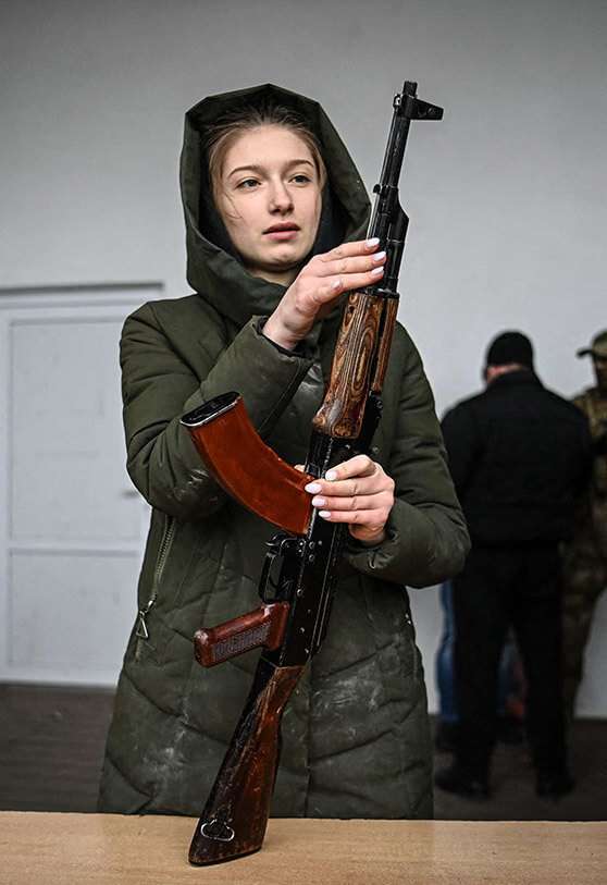 mujer-ucrania-arma