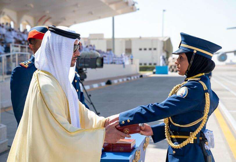 PHOTO/WAM - El vicepresidente del Consejo Ejecutivo de Abu Dhabi, Sheikh Hazza bin Zayed Al Nahyan, saluda a una nueva oficial femenina de la 49 promoción del Khalifa Bin Zayed Air College