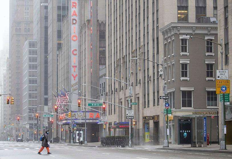 Vista de la 6ª Avenida cerca del Radio City Music Hall, el 29 de marzo de 2020, en Nueva York
