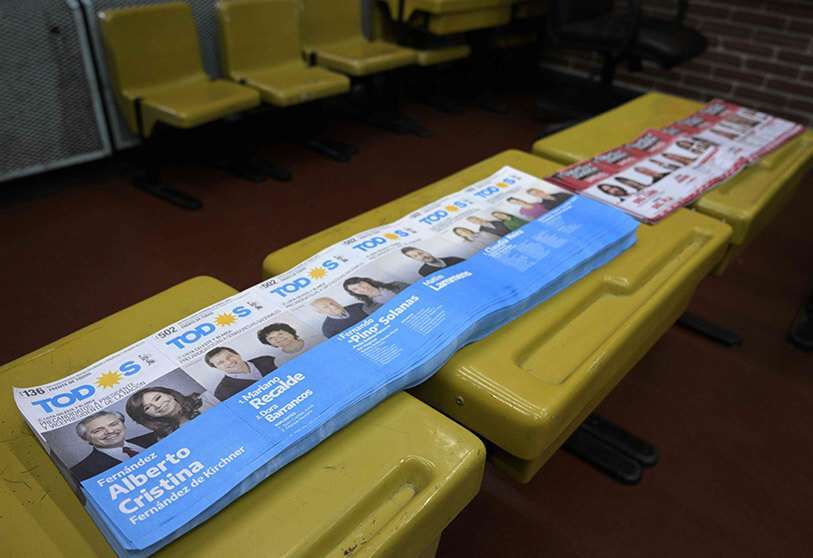 Papeletas del partido opositor Frente de Todos del aspirante presidencial Alberto Fernández y su compañera de fórmula, la ex presidenta Cristina Fernández de Kirchner, AFP/ JUAN MABROMATA