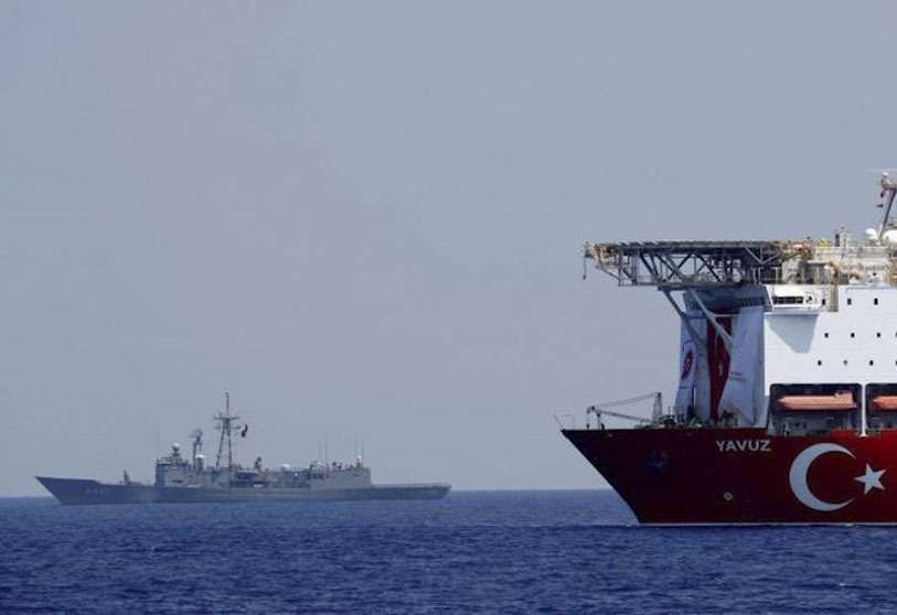 El buque de perforación turco Yavuz es escoltado por una fragata de la Armada turca en el este del mar Mediterráneo frente a Chipre