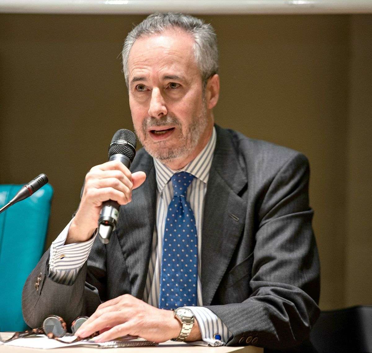 Pedro Martínez-Avial, director general de Casa Árabe, durante una intervención. 