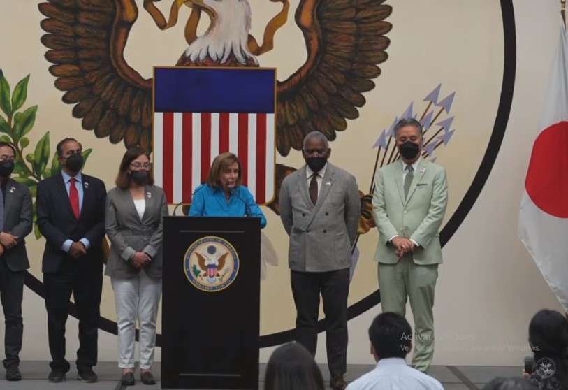 rueda de prensa de nancy pelosi en japón