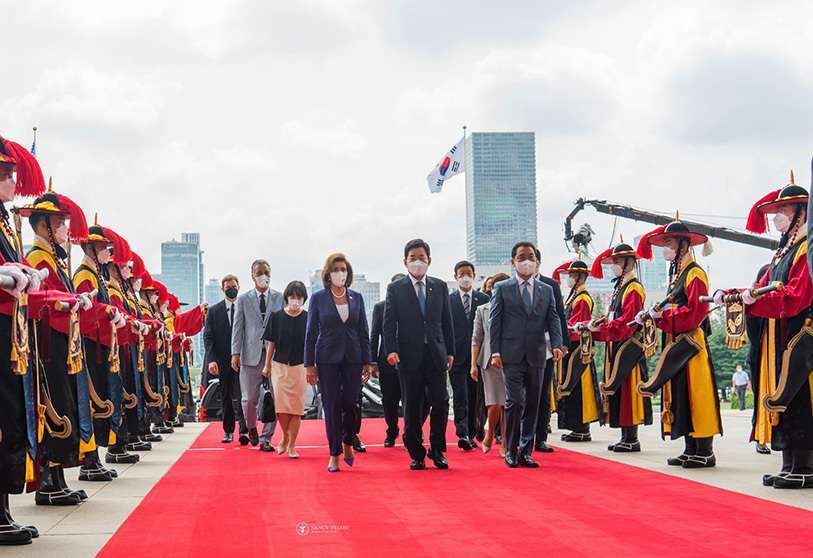 PHOTO/@SpeakerPelosi - La presidenta de la Cámara de Representantes de EE.UU., Nancy Pelosi, se reúne en Seúl con el presidente de la Asamblea Nacional de Corea del Sur, Kim Jin Pyo