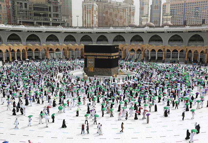 Los fieles realizan el tawaf (circunvalación) de despedida alrededor de la Kaaba, el santuario más sagrado del Islam, en la Gran Mezquita de la ciudad sagrada saudí de La Meca el 22 de julio de 2021, marcando el final del Hajj de este año. PHOTO/AFP
