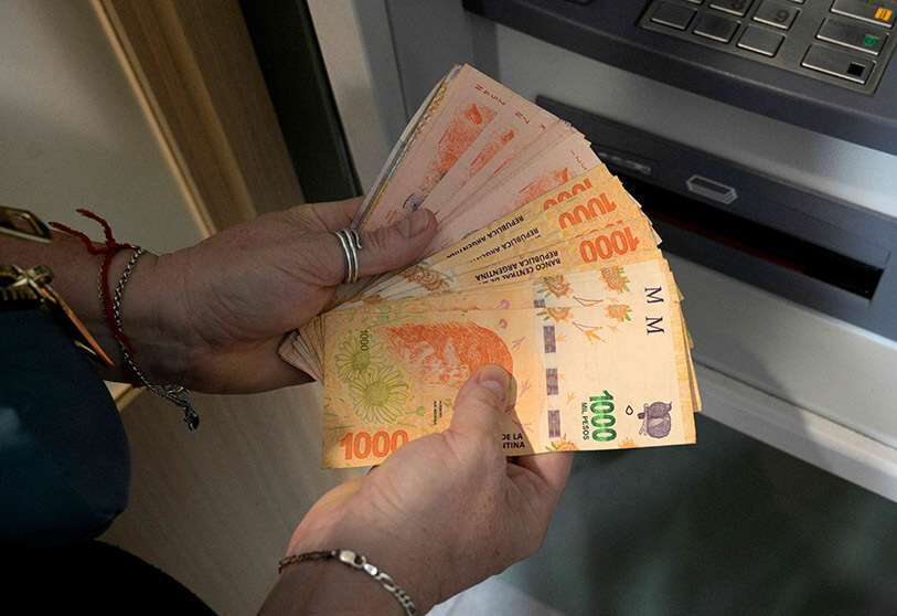 Le peso argentin a perdu de sa valeur mercredi sur le marché noir, où le dollar a atteint un niveau record de 199 pesos, alors que le taux de change officiel était de 105,38 pesos pour un dollar américain, dans un contexte de restrictions sur l'achat de devises étrangères