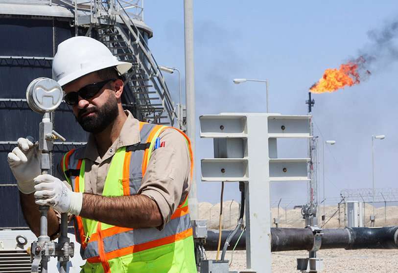 Un trabajador comprueba y ajusta la válvula de un oleoducto en el campo petrolífero de Majnoon, cerca de Basora, Irak, el 27 de marzo de 2022 PHOTO/REUTERS