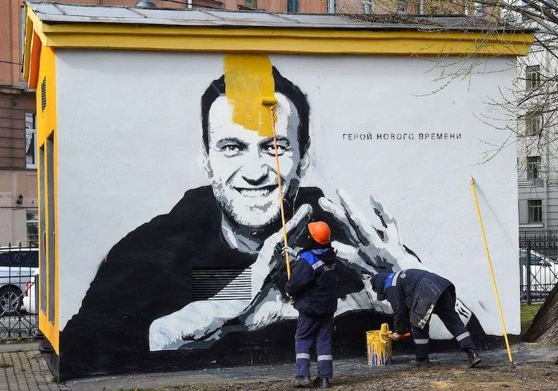 Pintan sobre el rostro de Navalny