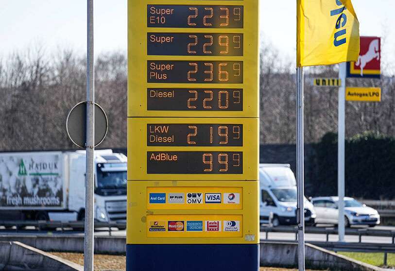 AP/MARTIN MEISSNER - Una gasolinera muestra los precios récord del combustible en Gelsenkirchen, Alemania, el lunes 7 de marzo de 2022. La gasolina Super Plus se vende a 2,36 euros (2,57 dólares) por litro, en Alemania, los precios de la gasolina y el gasóleo alcanzaron nuevos máximos debido a la guerra de Rusia en Ucrania