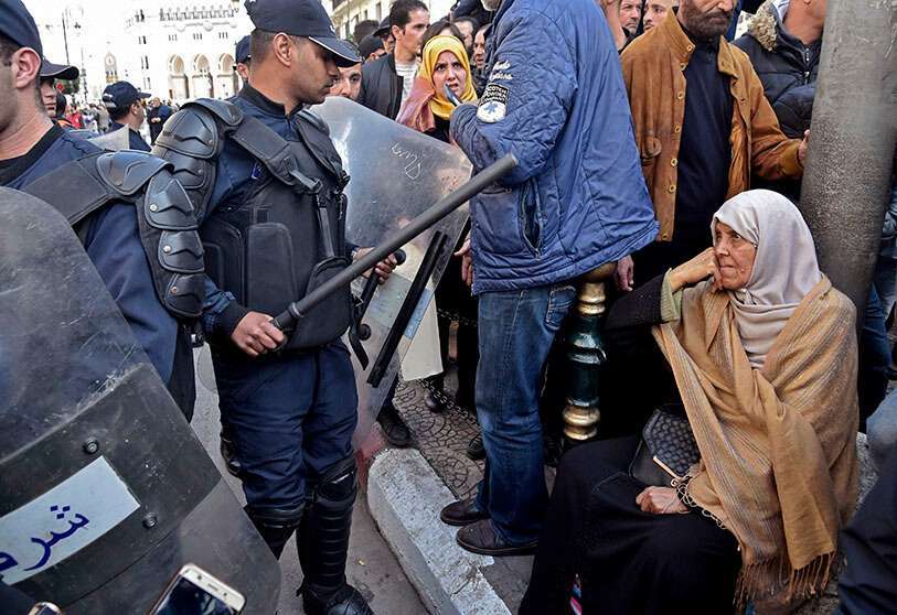 AFP/RYAD KRAMDI - Las fuerzas de seguridad argelinas rodean una manifestación antigubernamental en la capital Argel