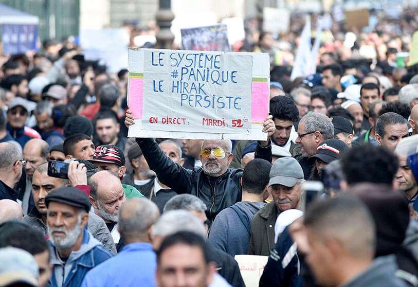 AFP/RYAD KRAMDI - Manifestación antigubernamental en la capital Argel