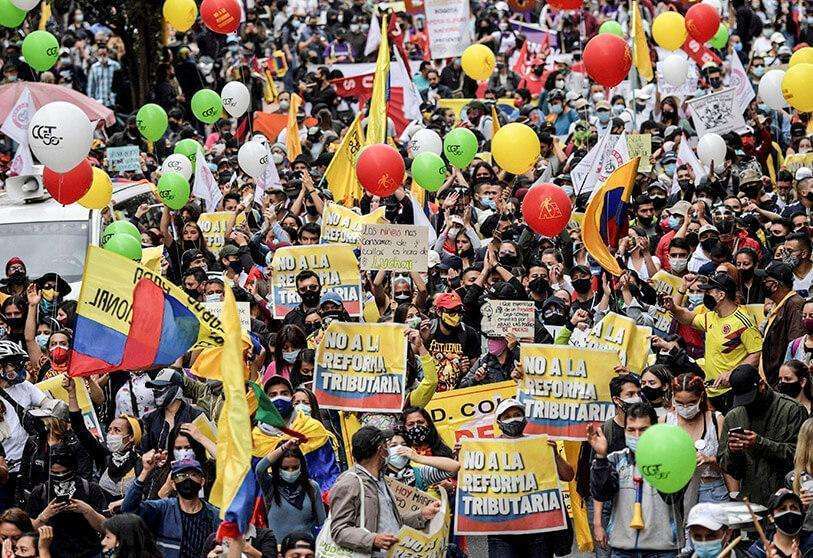AFP/RAÚL ARBOLEDA - Manifestación contra la reforma tributaria propuesta por el presidente colombiano Iván Duque, en Bogotá, el 28 de abril de 2021