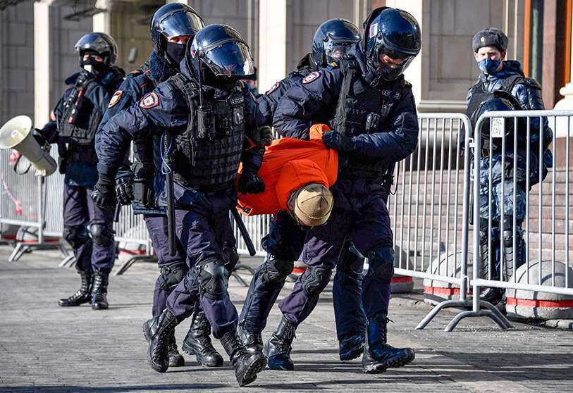 Agentes de policía detienen a un hombre durante una protesta contra la acción militar rusa en Ucrania, en la plaza Manezhnaya, en el centro de Moscú, el 13 de marzo de 2022 PHOTO/AFP