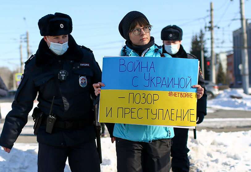 La policía detiene a un manifestante con un cartel que dice "La guerra con Ucrania es una vergüenza y un crimen" durante una acción contra el ataque de Rusia a Ucrania en Omsk, Rusia, el domingo 27 de febrero de 2022 AP/EVHENIY SOFIYCHUCK