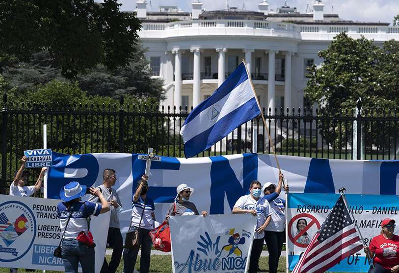Simpatizantes de Nicaragua protestan frente a la Casa Blanca pidiendo la liberación de los presos políticos y el cese de las violaciones de los derechos humanos del Gobierno contra los críticos